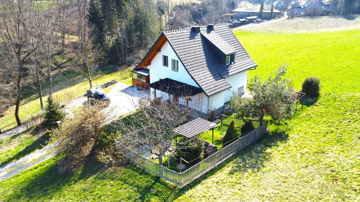 Vogelperspektive des Hauses mit gepflegtem Gartenbereich und umliegenden grünen Wiesen.