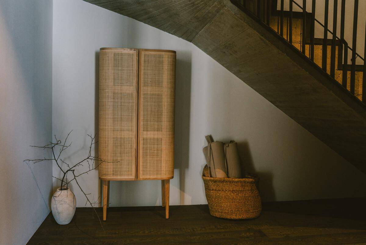 Moderner Flur mit Holzschrank, Treppe und minimalistischer Dekoration.