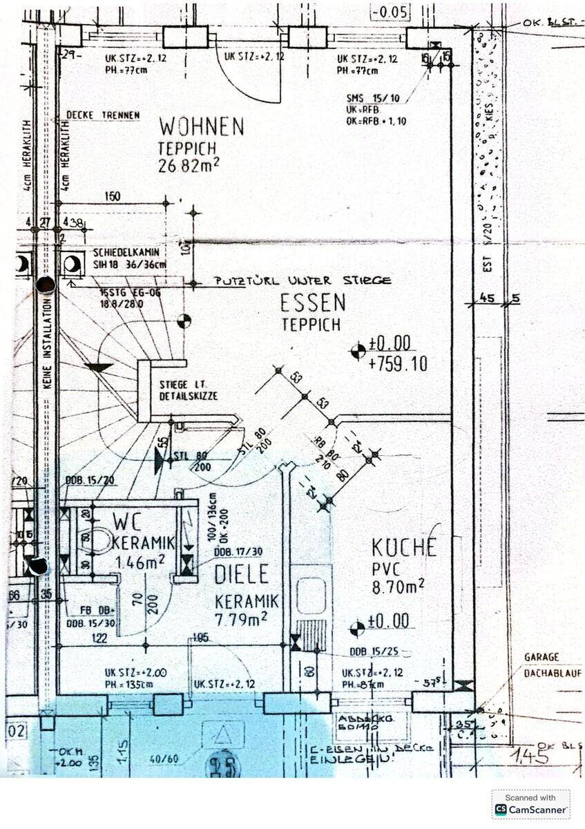Grundriss des Erdgeschosses mit Wohnzimmer, Essbereich, Küche, Diele und WC.