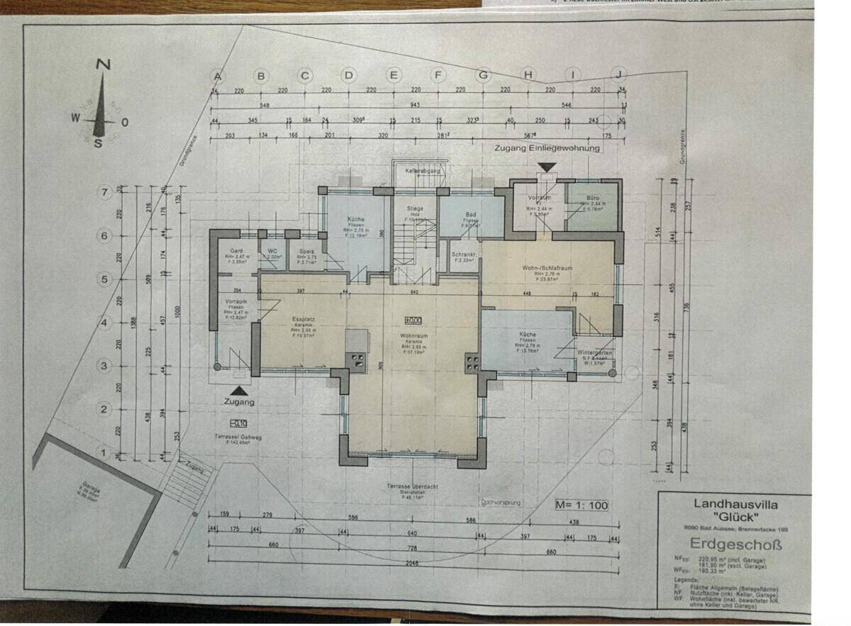 Grundriss des Erdgeschosses einer Landhausvilla mit Wohnzimmer, Küche und Terrasse.