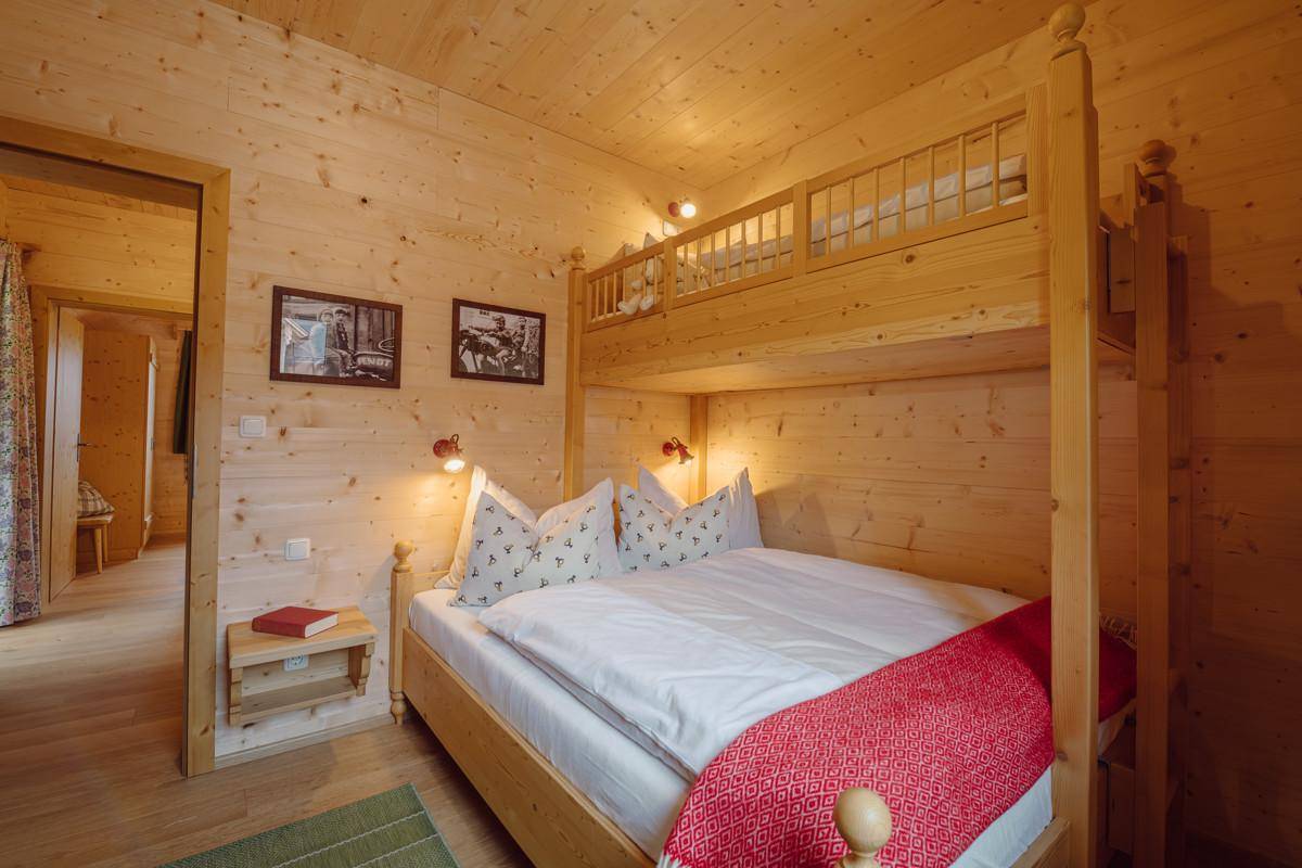 Haus Gössl Schlafzimmer_Doppelbett_Hochbett1(c)NDZ