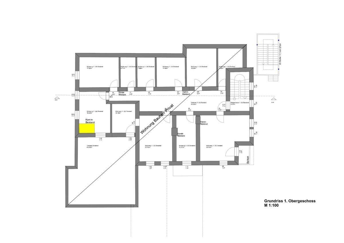 Grundriss des ersten Obergeschosses mit mehreren Wohnungen, Balkonen und Kamin.