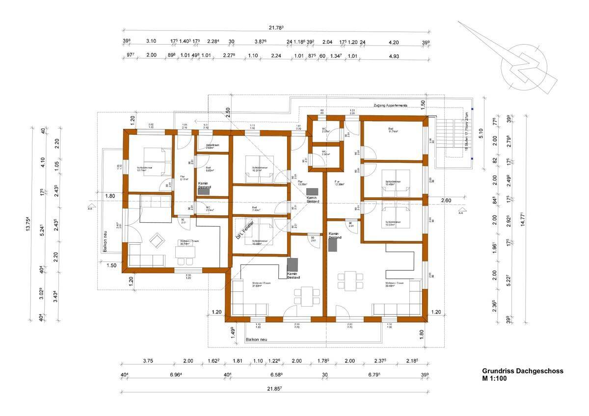 Grundriss des Dachgeschosses mit mehreren Apartments, Balkonen und Dachschrägen.