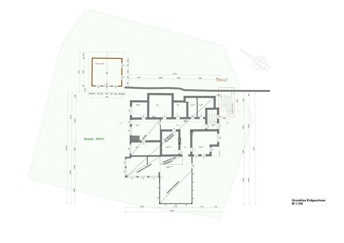 Grundriss des Erdgeschosses mit mehreren Räumen, Terrasse und Kamin.