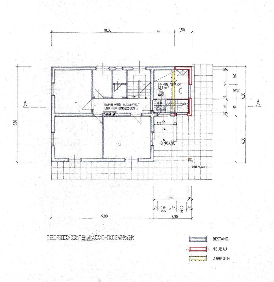 Grundriss des Erdgeschosses mit Eingangsbereich, Zimmern und Kamin.