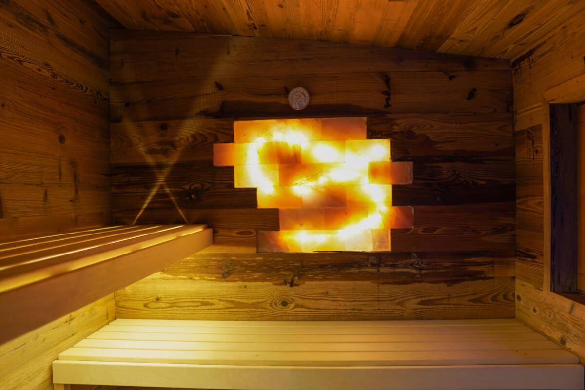 Gemütliche Holzsauna mit stimmungsvoller Beleuchtung, ideal zur Entspannung und Erholung.