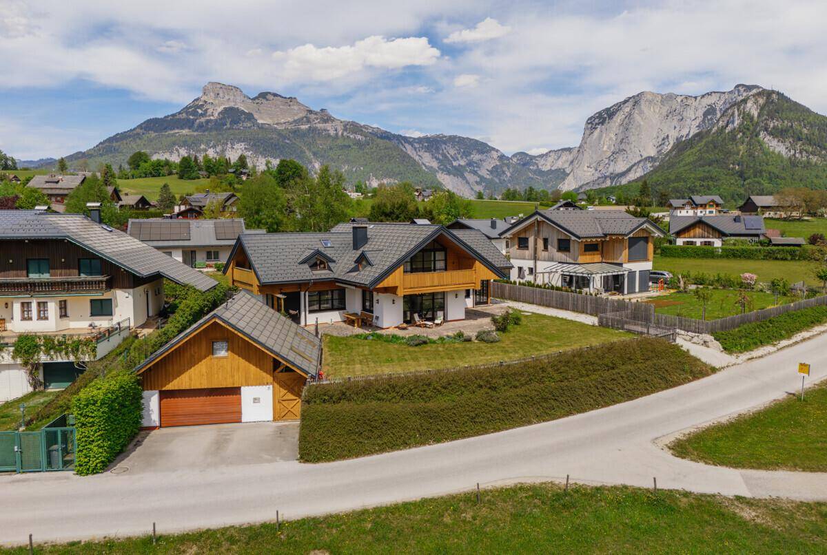 Attraktives Wohnhaus in alpiner Landschaft mit gepflegtem Garten und Bergblick.