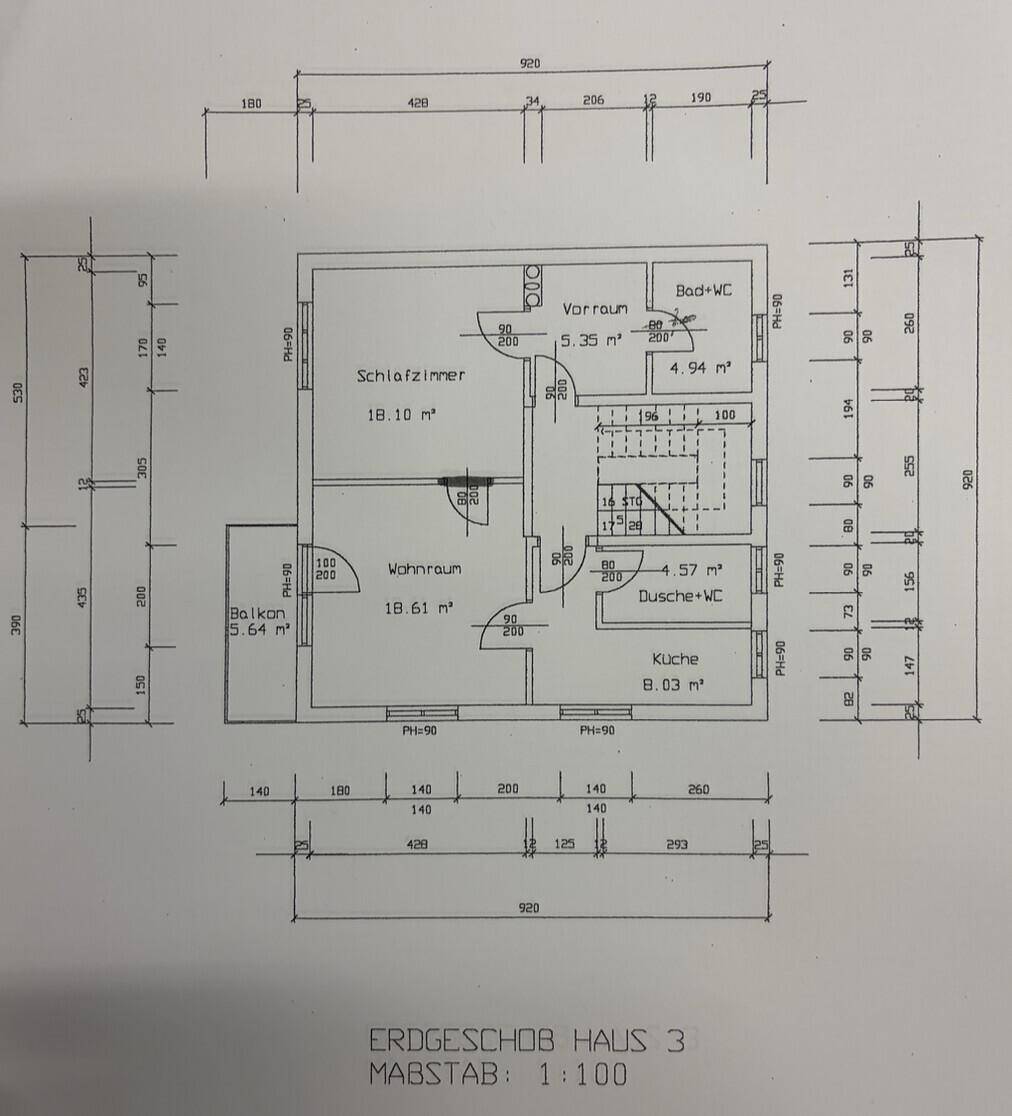 Grundriss des Erdgeschosses mit Schlafzimmer, Wohnraum, Küche, zwei Bädern und Balkon.