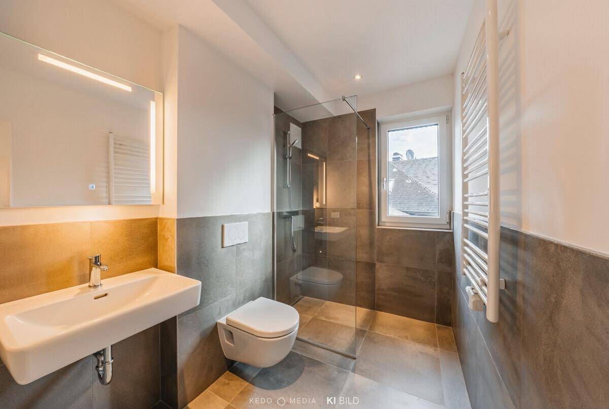 Modernes Badezimmer mit begehbarer Dusche, Wand-WC, Einzelwaschbecken und Fenster.
