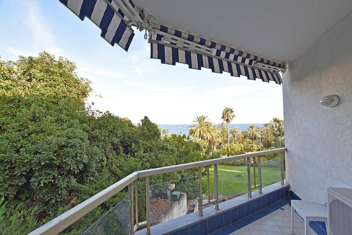 bedroom-master-(balcony)