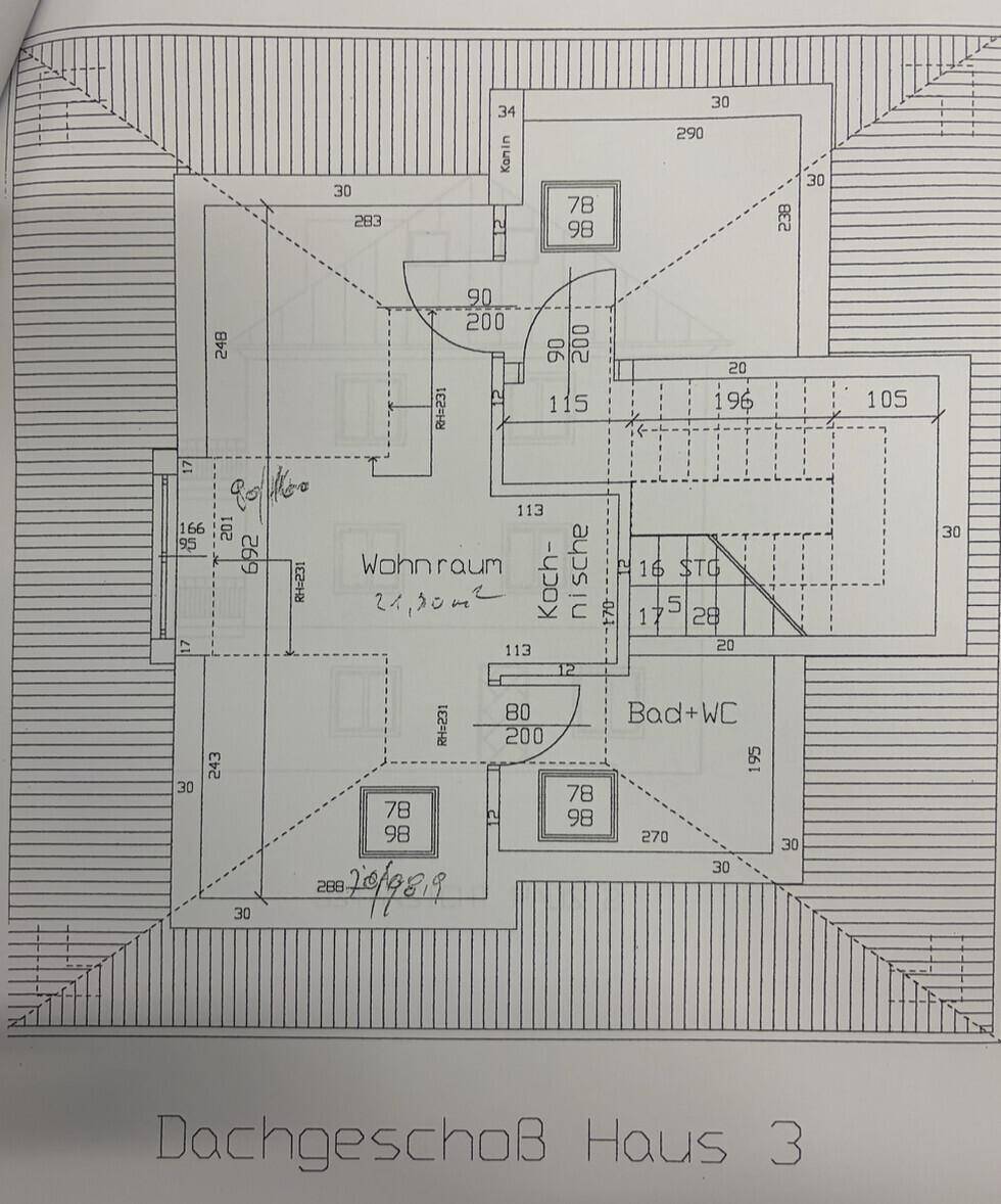 Grundriss des Dachgeschosses mit Wohnraum, Küche und Bad unter Schrägen.