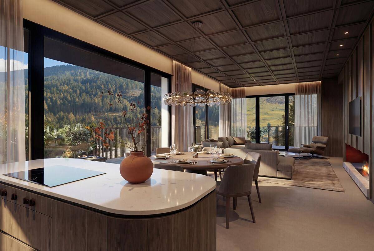 Offener Wohnbereich mit moderner Küche, Essbereich und Panoramablick auf die Berge.