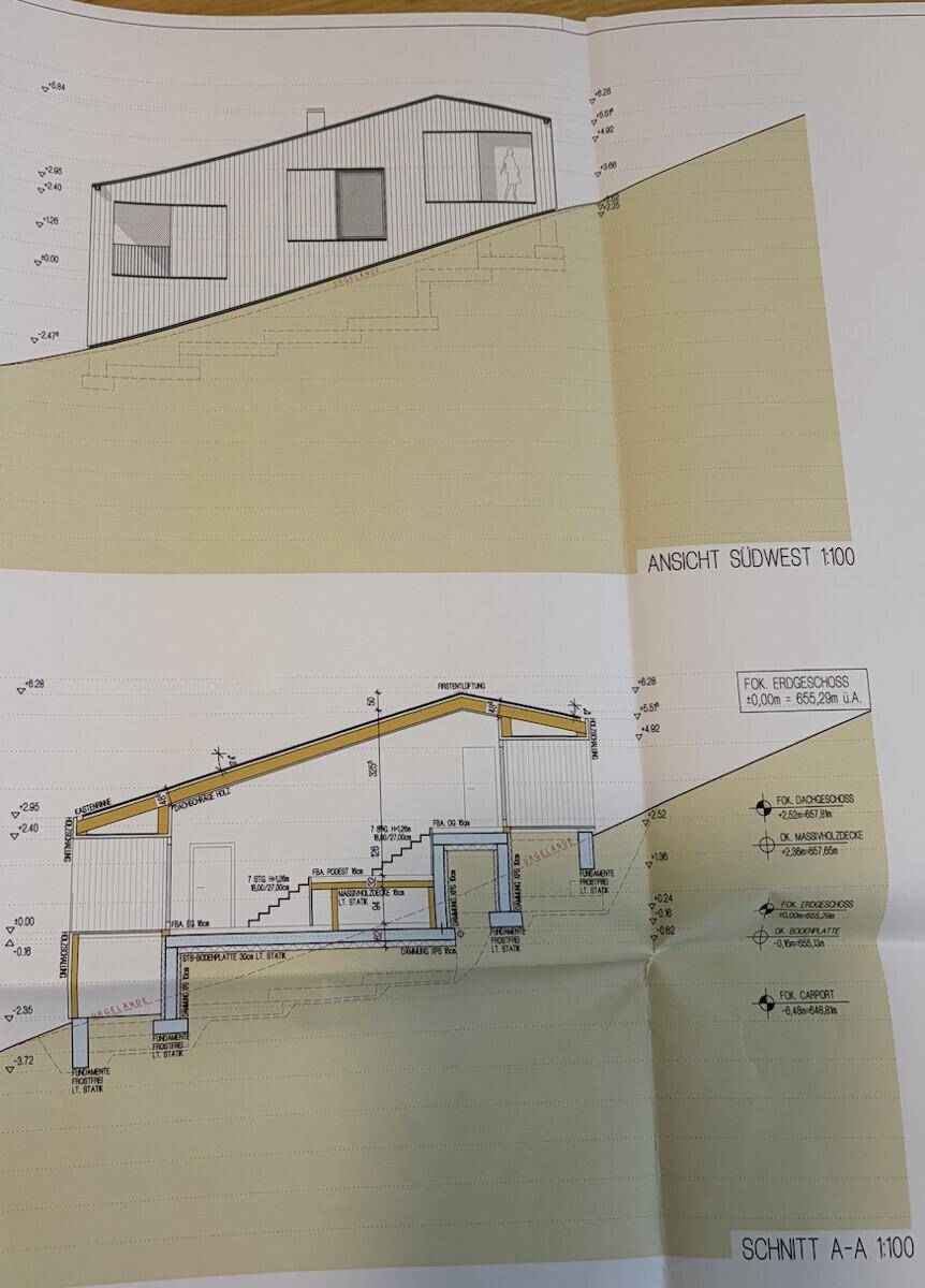 Architektonische Ansicht und Schnitt des modernen Hauses mit Hanglage und Dachform, detaillierte Planung.