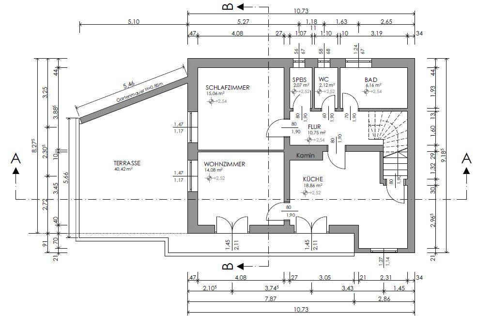 Grundriss des ersten Obergeschosses mit Wohnzimmer, Küche, Schlafzimmer und großer Terrasse.