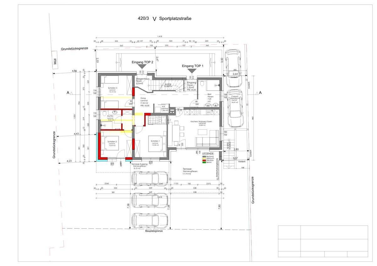Grundriss des Erdgeschosses mit Wohnbereich, Küche, Terrasse und Parkplätzen.