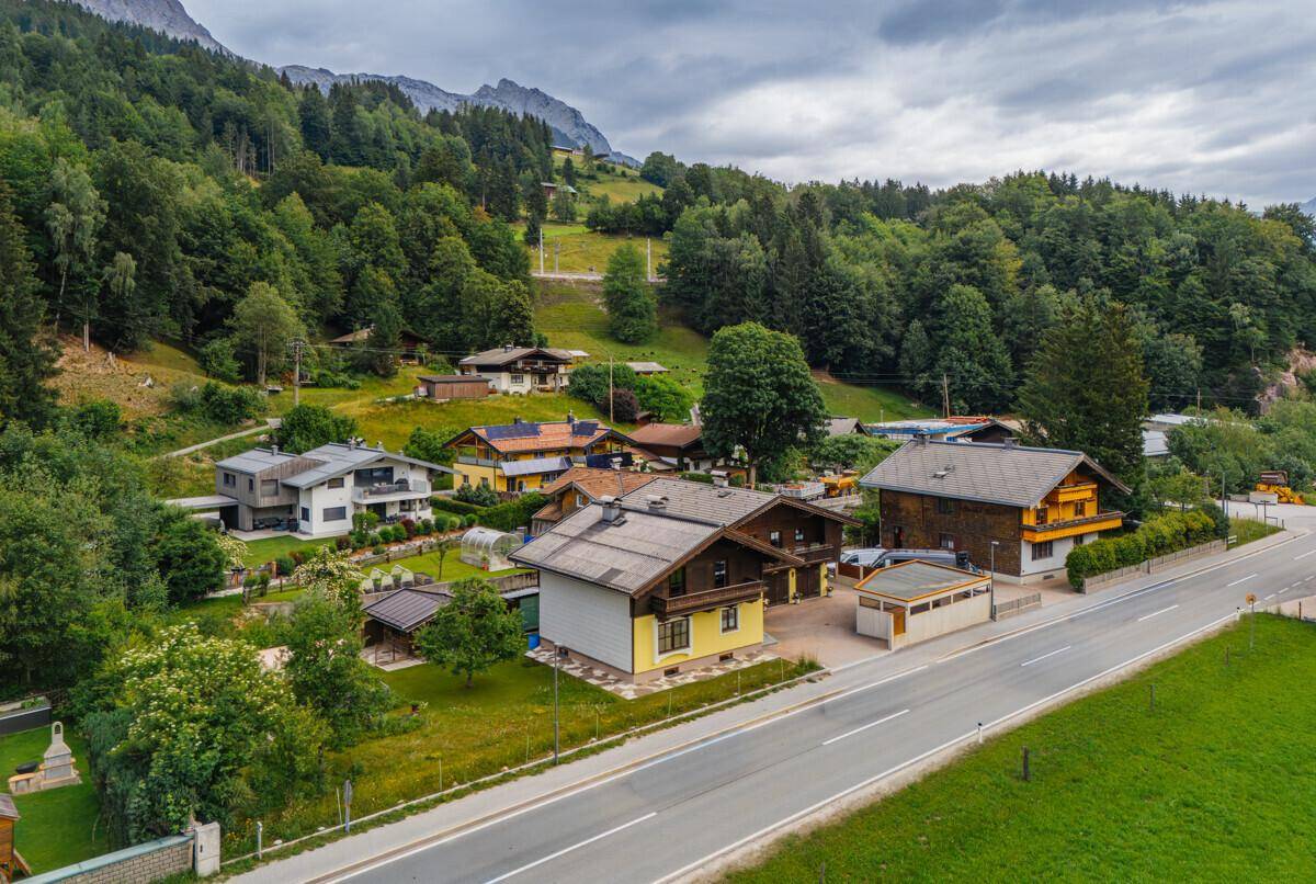 Luftaufnahme des Anwesens und der Nachbarschaft, eingebettet in eine malerische Berglandschaft.