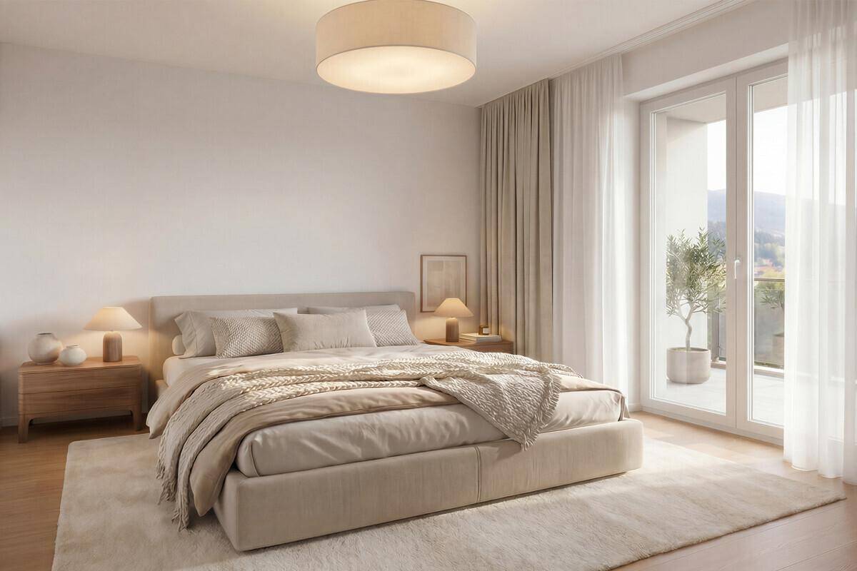 Helles Schlafzimmer mit Zugang zu einem Balkon und Blick auf die Berge.