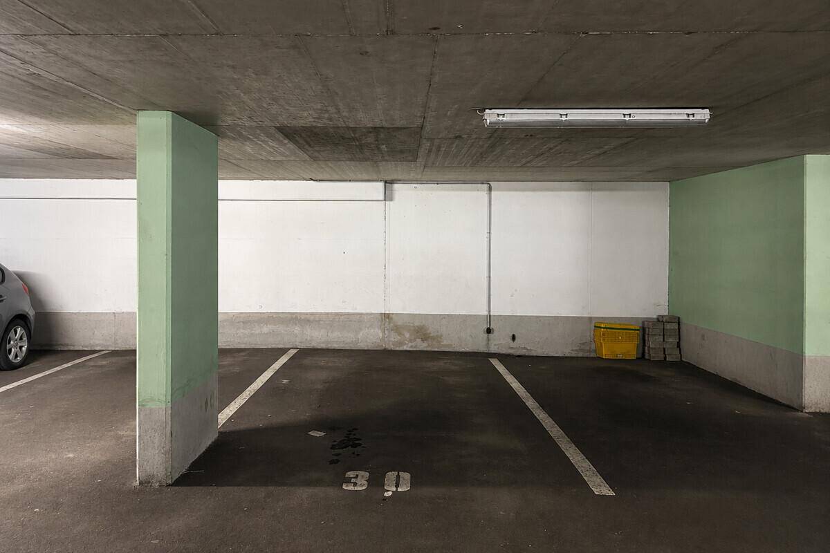 Geräumiger Tiefgaragenstellplatz mit klarer Markierung, sicher und bequem.