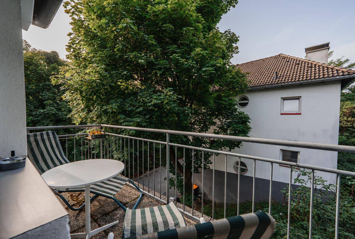 Möblierter Balkon mit Blick ins Grüne, ideal für entspannte Stunden im Freien.