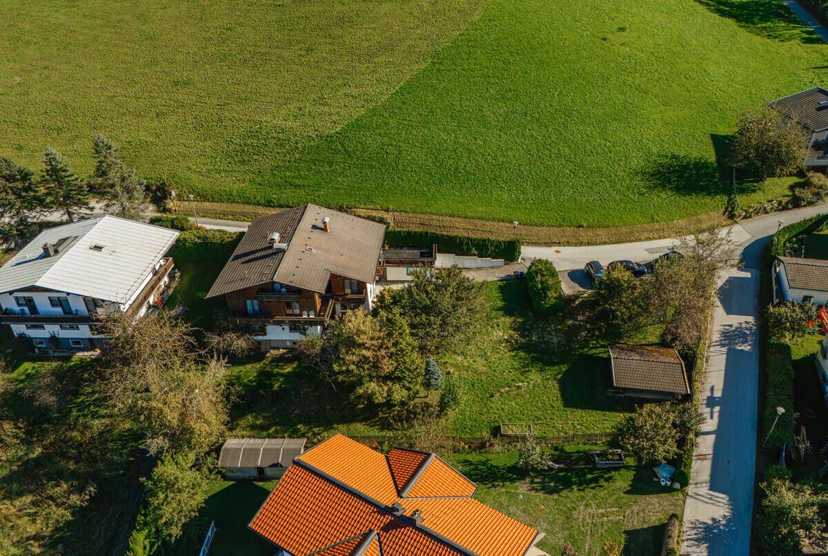 Vogelperspektive des Anwesens mit großem Garten und angrenzenden grünen Wiesen in ländlicher Umgebung.