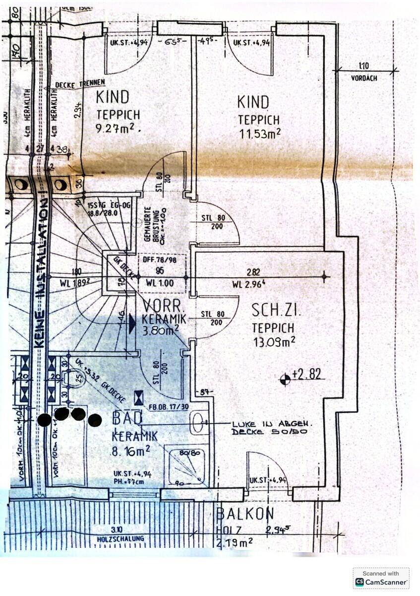 Grundriss des Obergeschosses mit drei Schlafzimmern, Bad und Balkon.