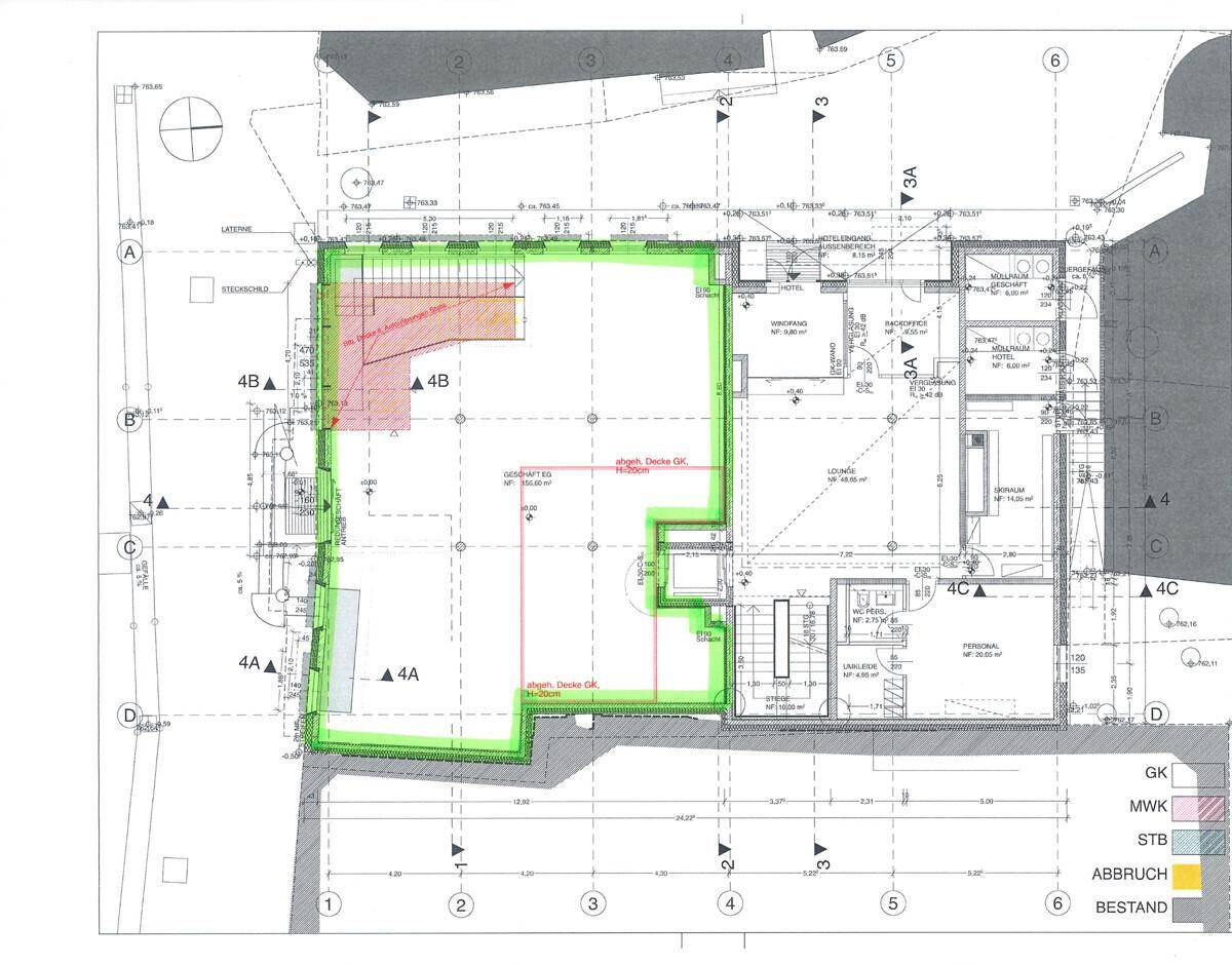 Detaillierter Grundriss des Erdgeschosses mit eingezeichneten Bereichen und Treppenhaus.