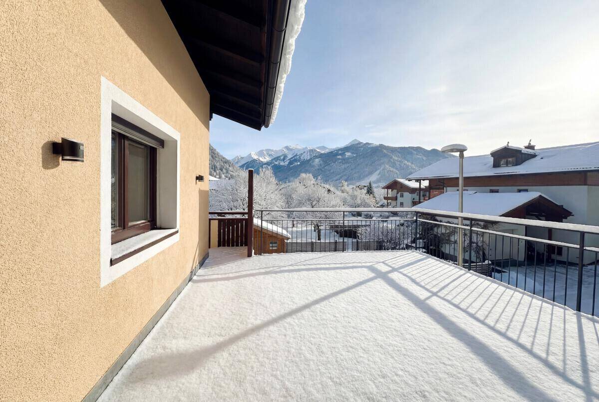 Große Terrasse im Winter, bedeckt mit Schnee und mit weitem Blick auf die verschneiten Berge.