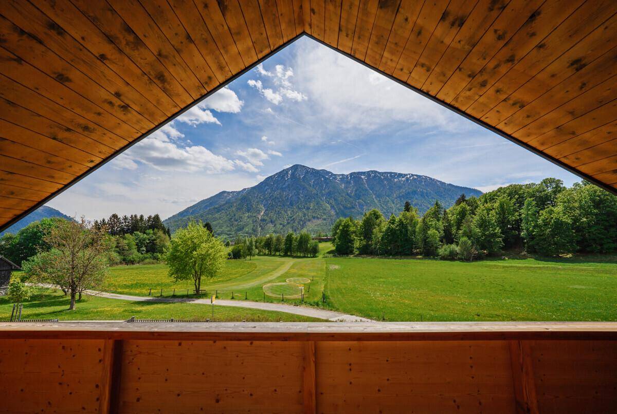 Balkon mit Holzboden und atemberaubendem Panoramablick auf die umliegende Berglandschaft.
