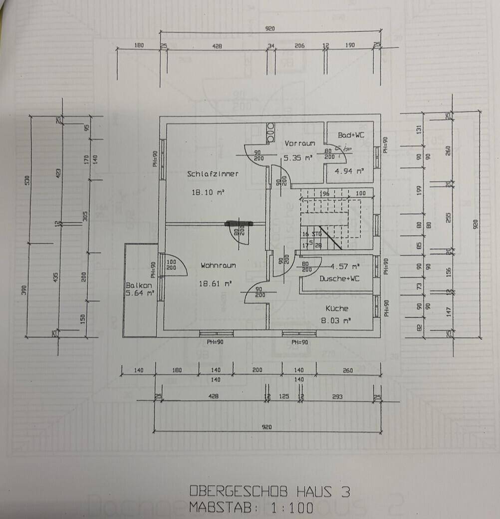 Grundriss des Obergeschosses mit Schlafzimmer, Wohnraum, Küche, zwei Bädern und Balkon.