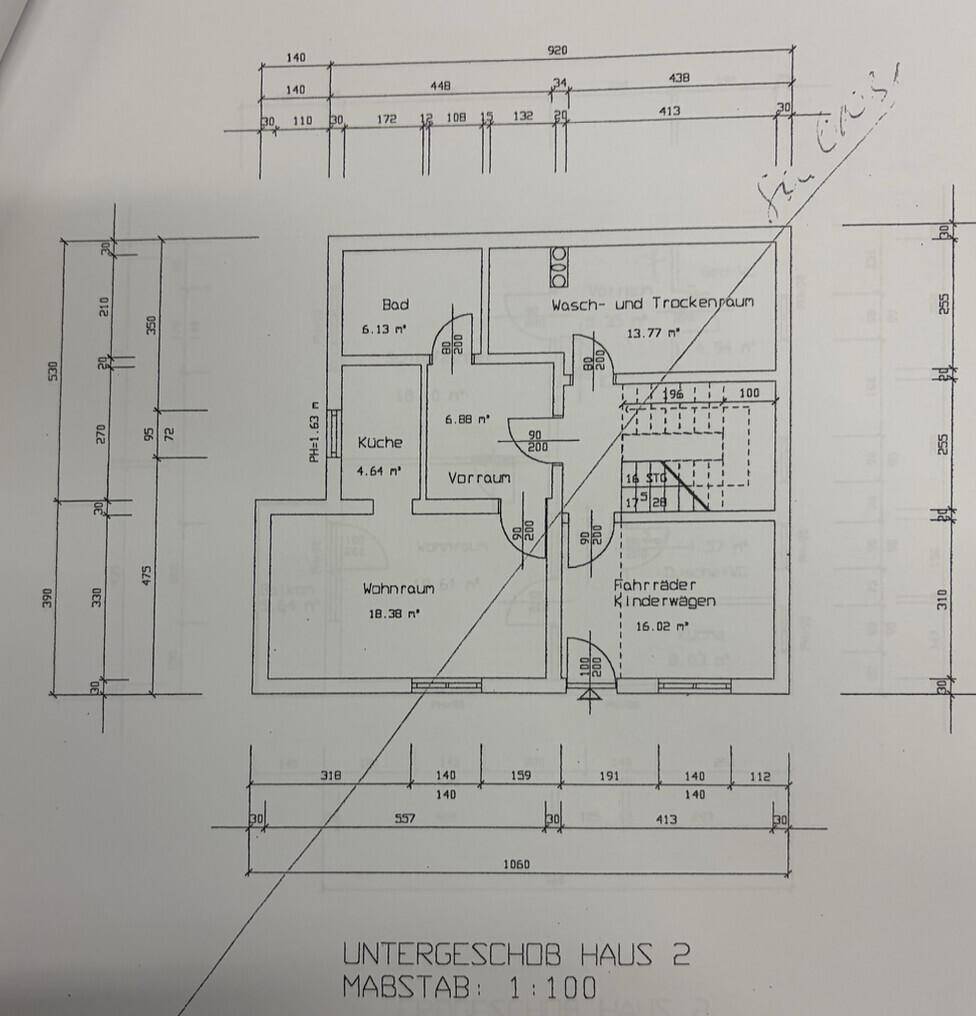 Grundriss des Untergeschosses mit Wohnraum, Küche, Bad und Abstellräumen.