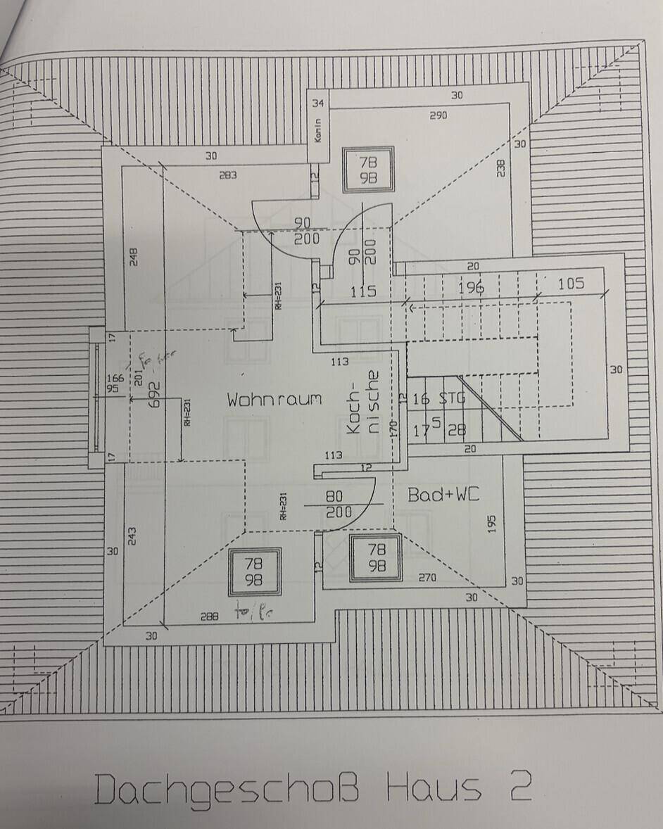 Grundriss des Dachgeschosses mit Wohnraum, Kochnische, Bad und Dachschrägen.