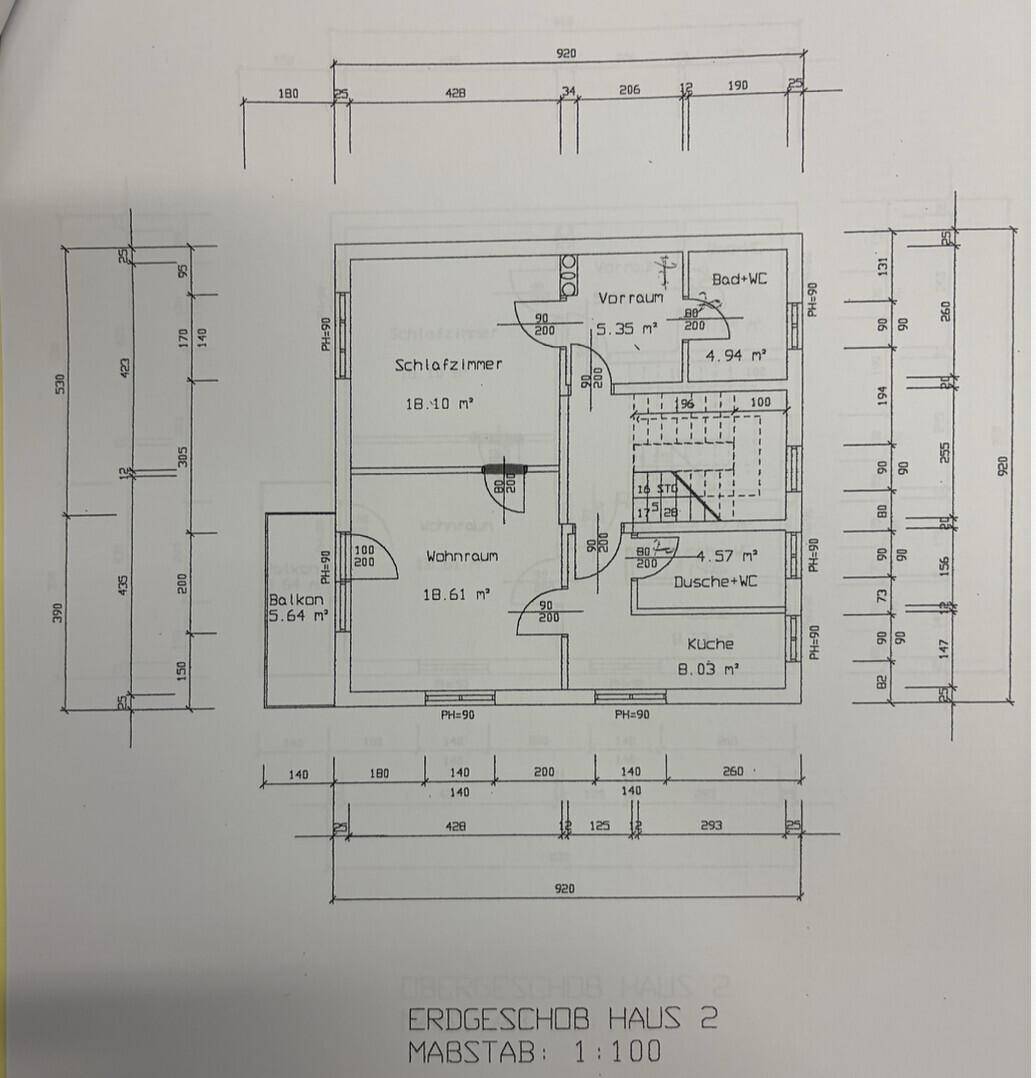 Grundriss des Erdgeschosses mit Wohnraum, Schlafzimmer, Küche und Balkon.