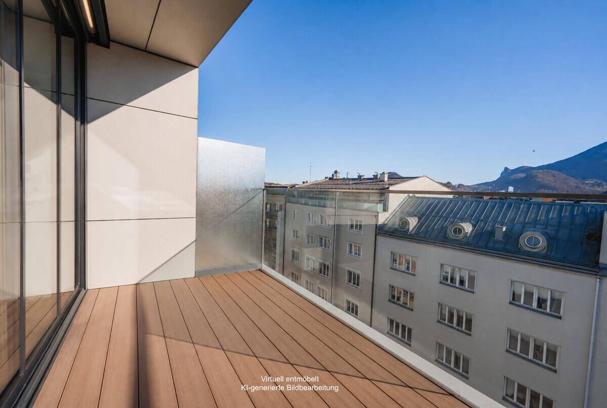 Geräumige, unmöblierte Terrasse mit Holzboden und Glasgeländer bietet weiten Stadtblick.
