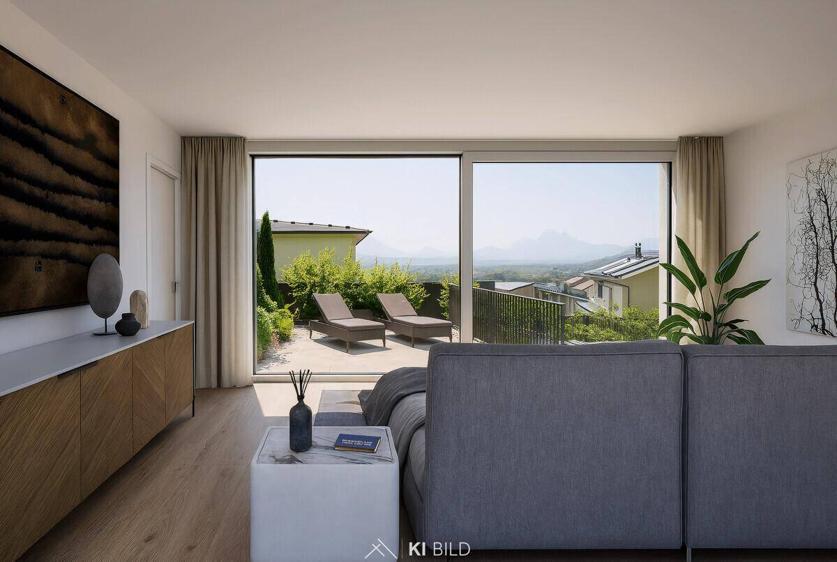 Wohnzimmer mit großen Schiebetüren, die zu einer Terrasse mit Bergblick führen.
