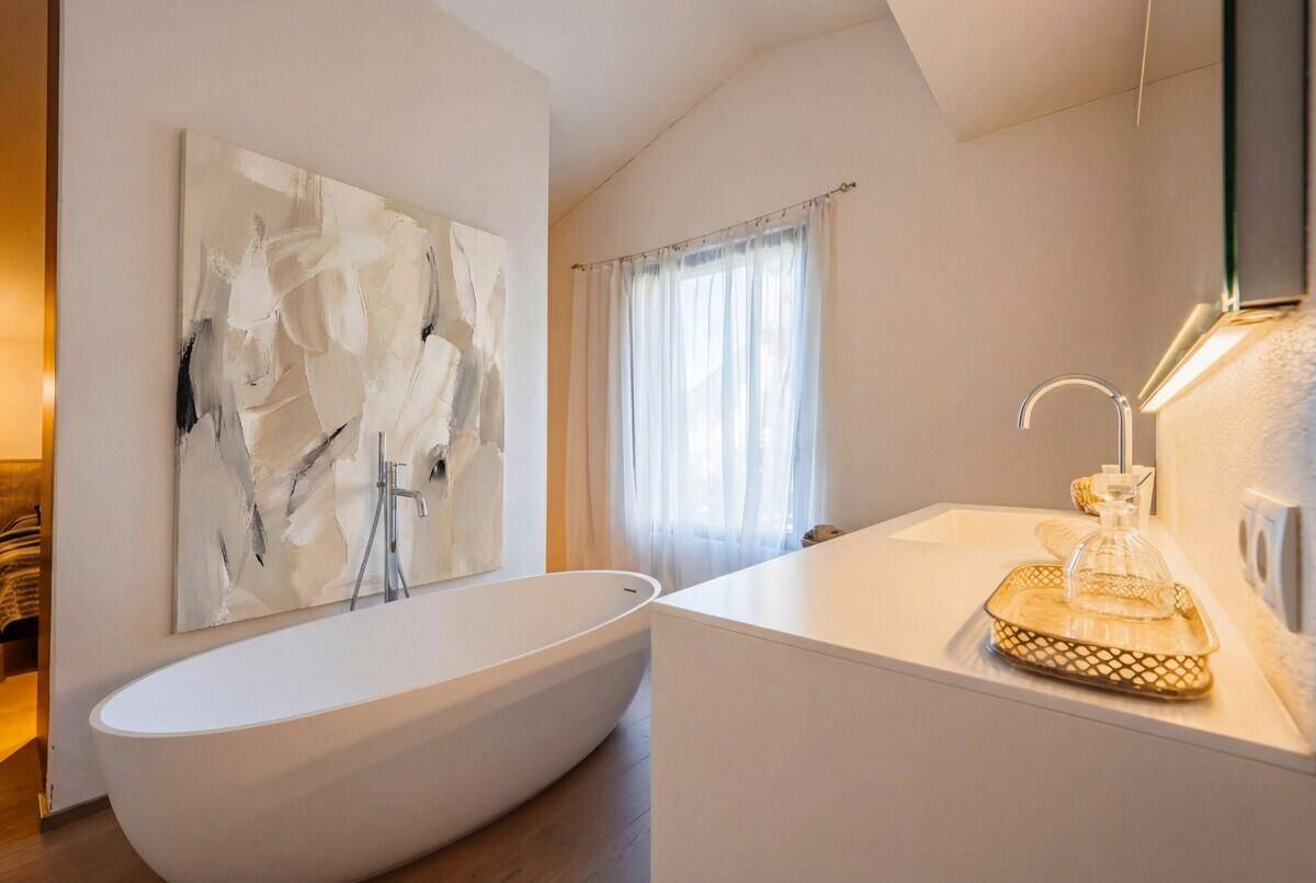 Modernes Badezimmer mit freistehender Badewanne, Einzelwaschbecken und Fenster, sehr hell und geräumig.