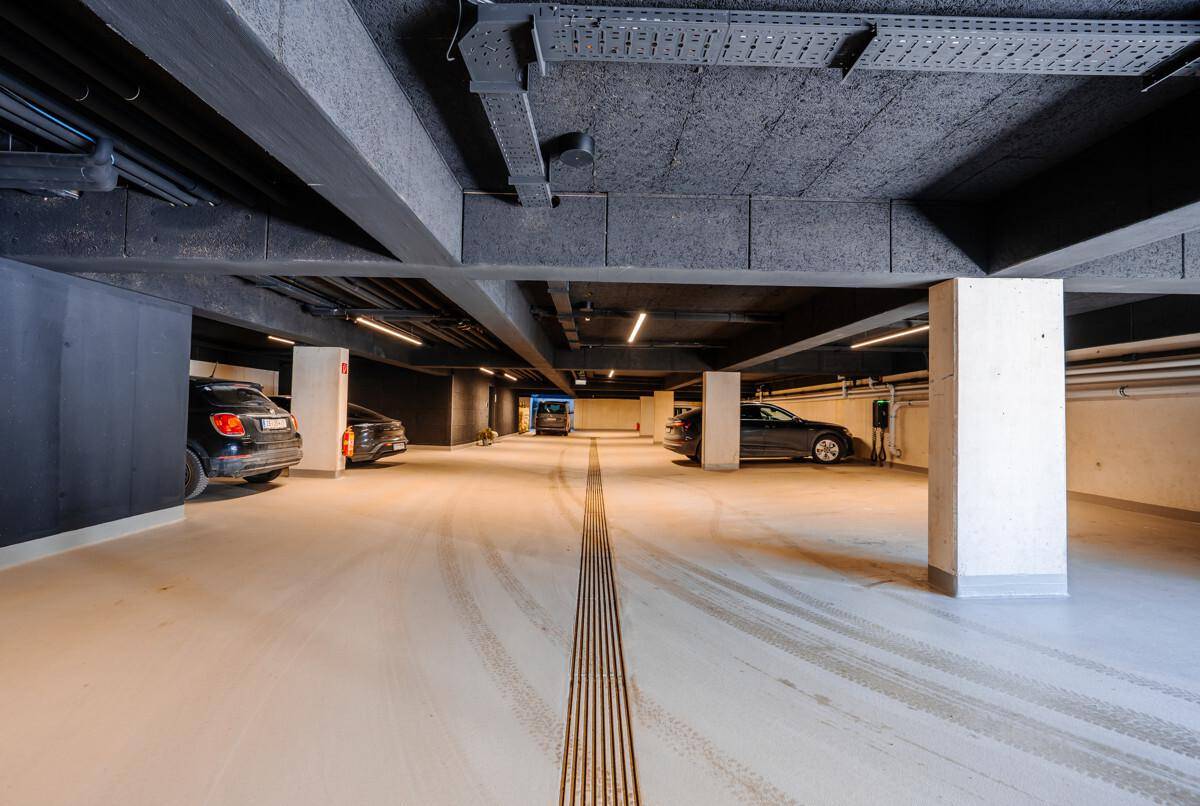 Tiefgarage mit mehreren Stellplätzen und moderner Beleuchtung.