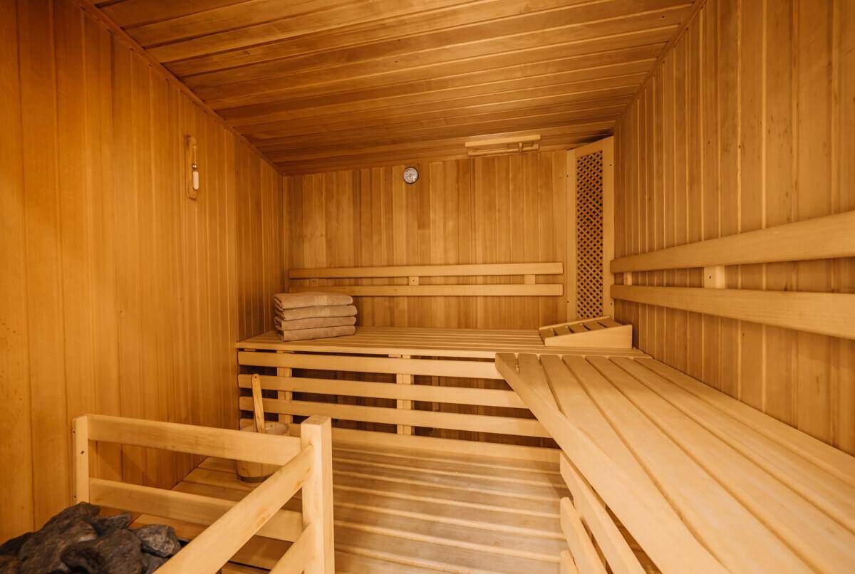 Traditionelle Holzsauna mit mehreren Bänken für Entspannung und Wellness.