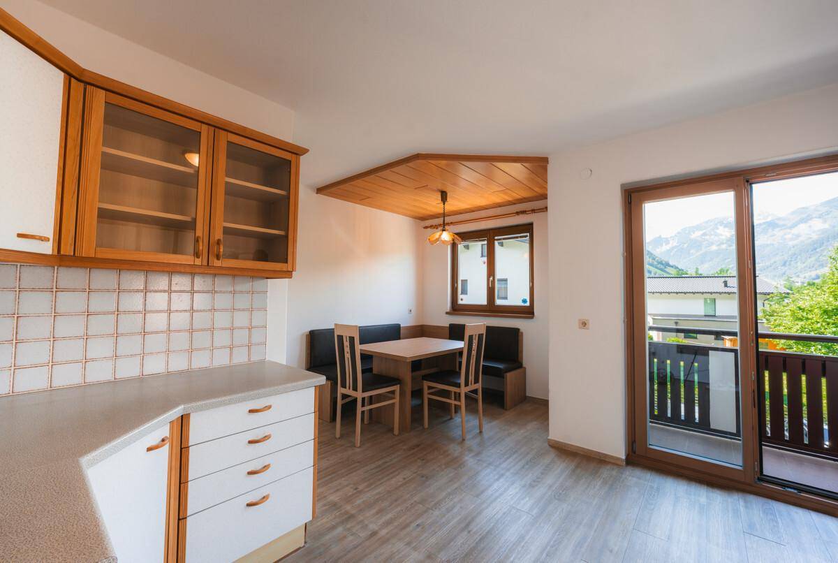Essküche mit Sitzecke und Zugang zum Balkon, bietet einen schönen Ausblick.