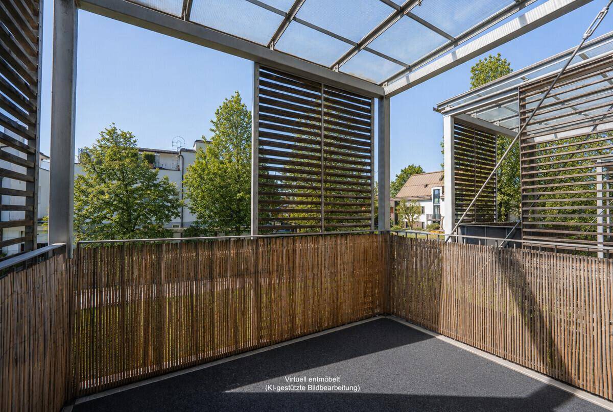 Heller, unmöblierter Balkon mit Glasdach und Bambusverkleidung, bereit zur individuellen Gestaltung.