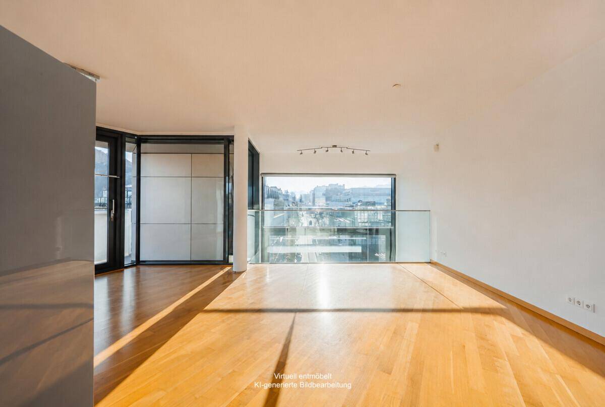 Helles, unmöbliertes Wohnzimmer mit Holzboden, großen Fenstern und weitem Stadtblick.
