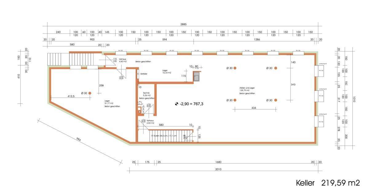 Grundriss des Kellergeschosses mit Abmessungen und Treppenhaus.