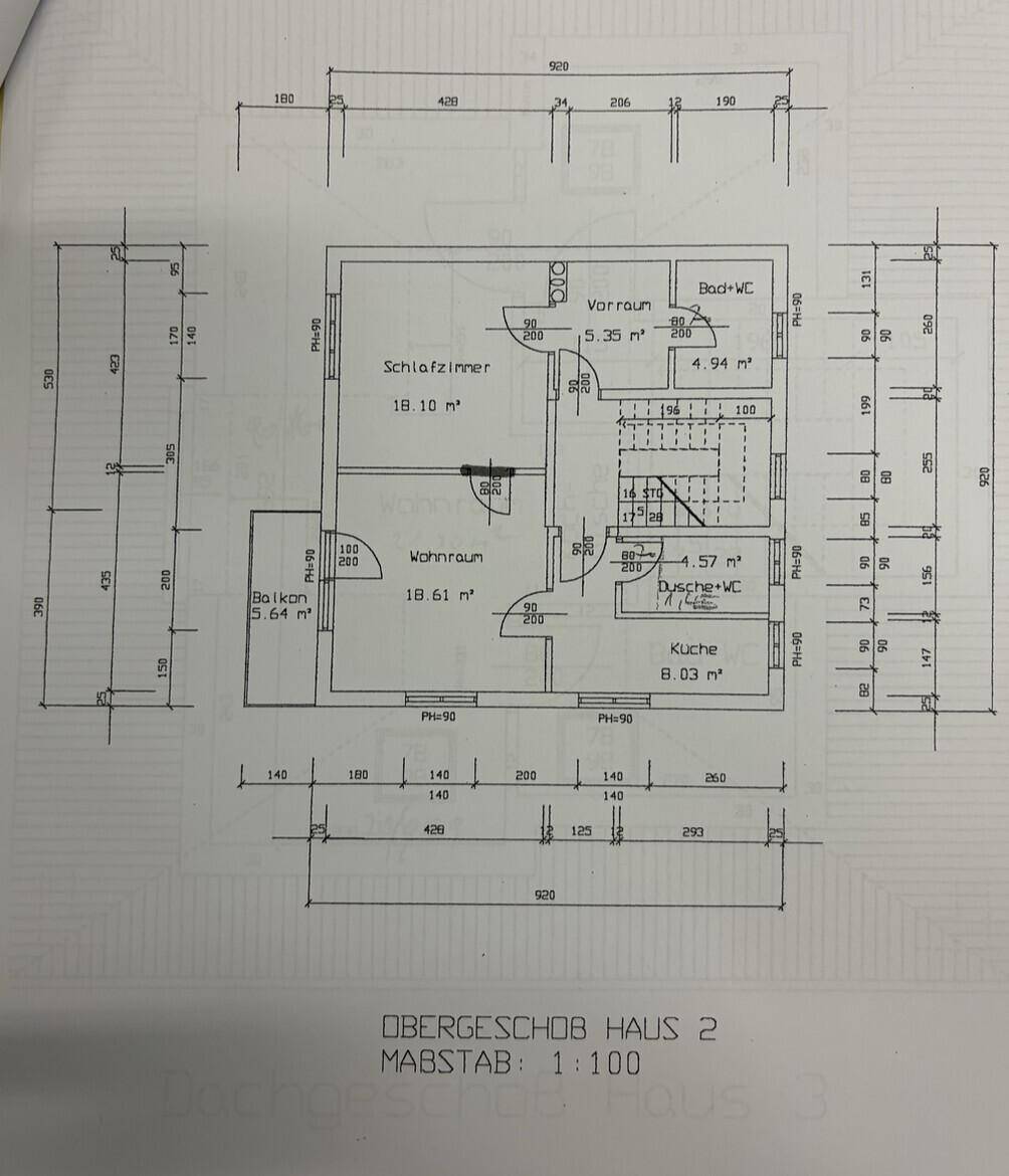 Grundriss des Obergeschosses mit Wohnraum, Schlafzimmer, Küche und Balkon.