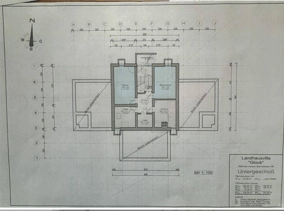Grundriss des Untergeschosses einer Landhausvilla mit Technikraum und Lagerflächen.
