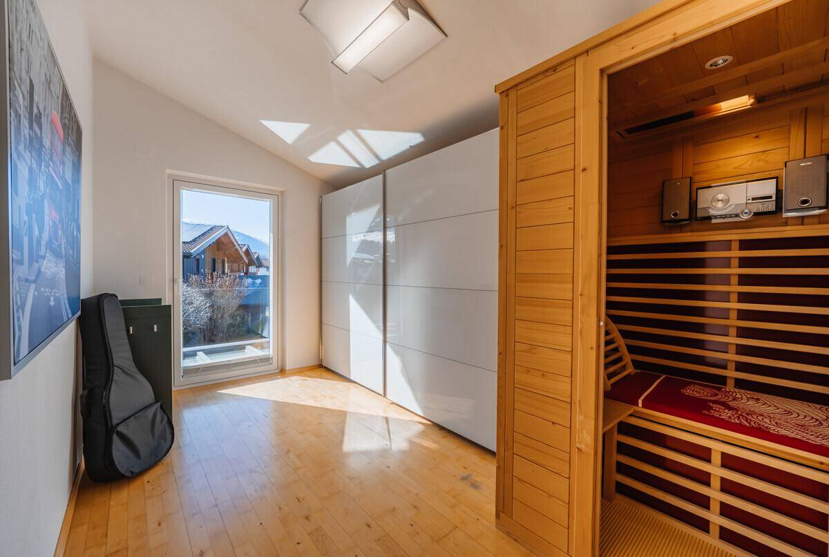Heller Raum mit Holzfußboden, Einbauschränken und einer privaten Sauna für Entspannung.