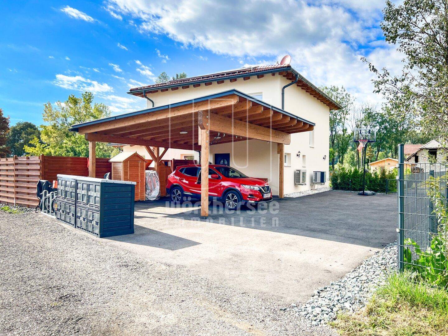 Einfahrt und Carports - das Familienhaus