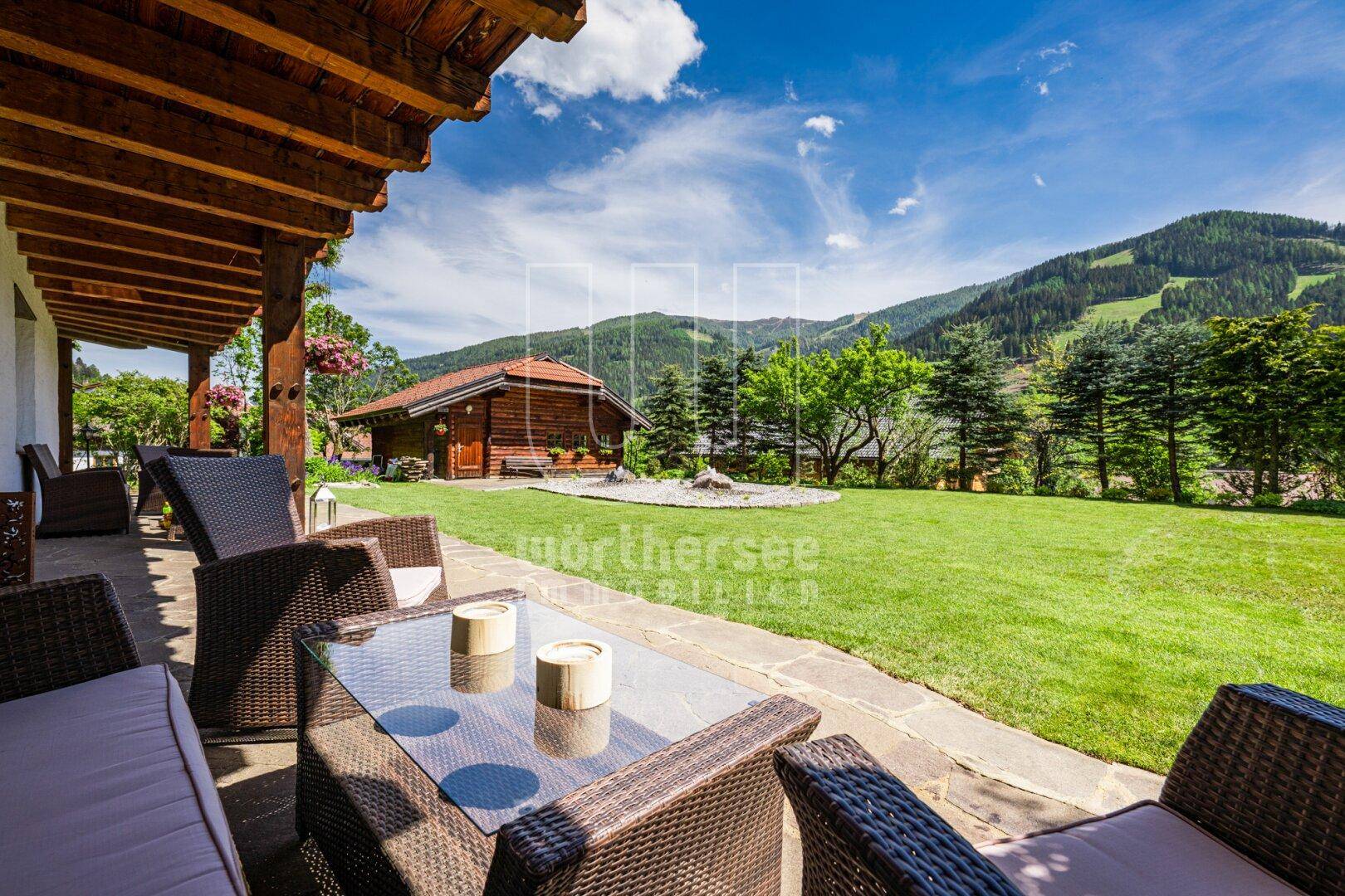 Südterrasse mit Blick auf das Saunhaus