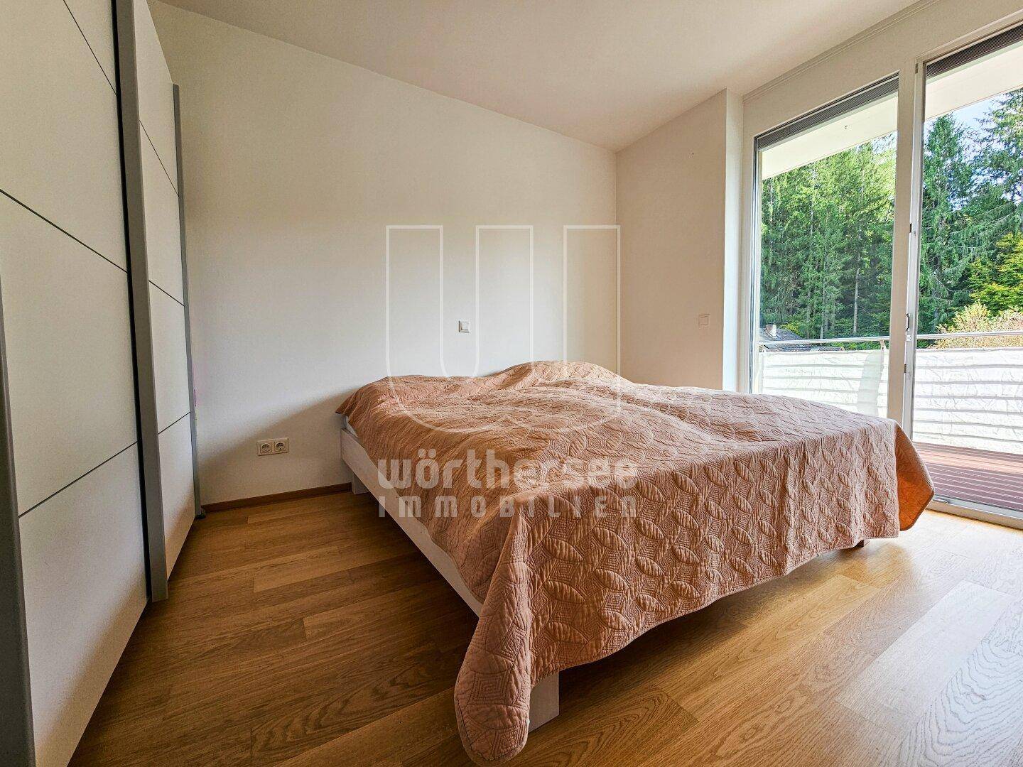 das Schlafzimmer mit Ausgang zum Südbalkon