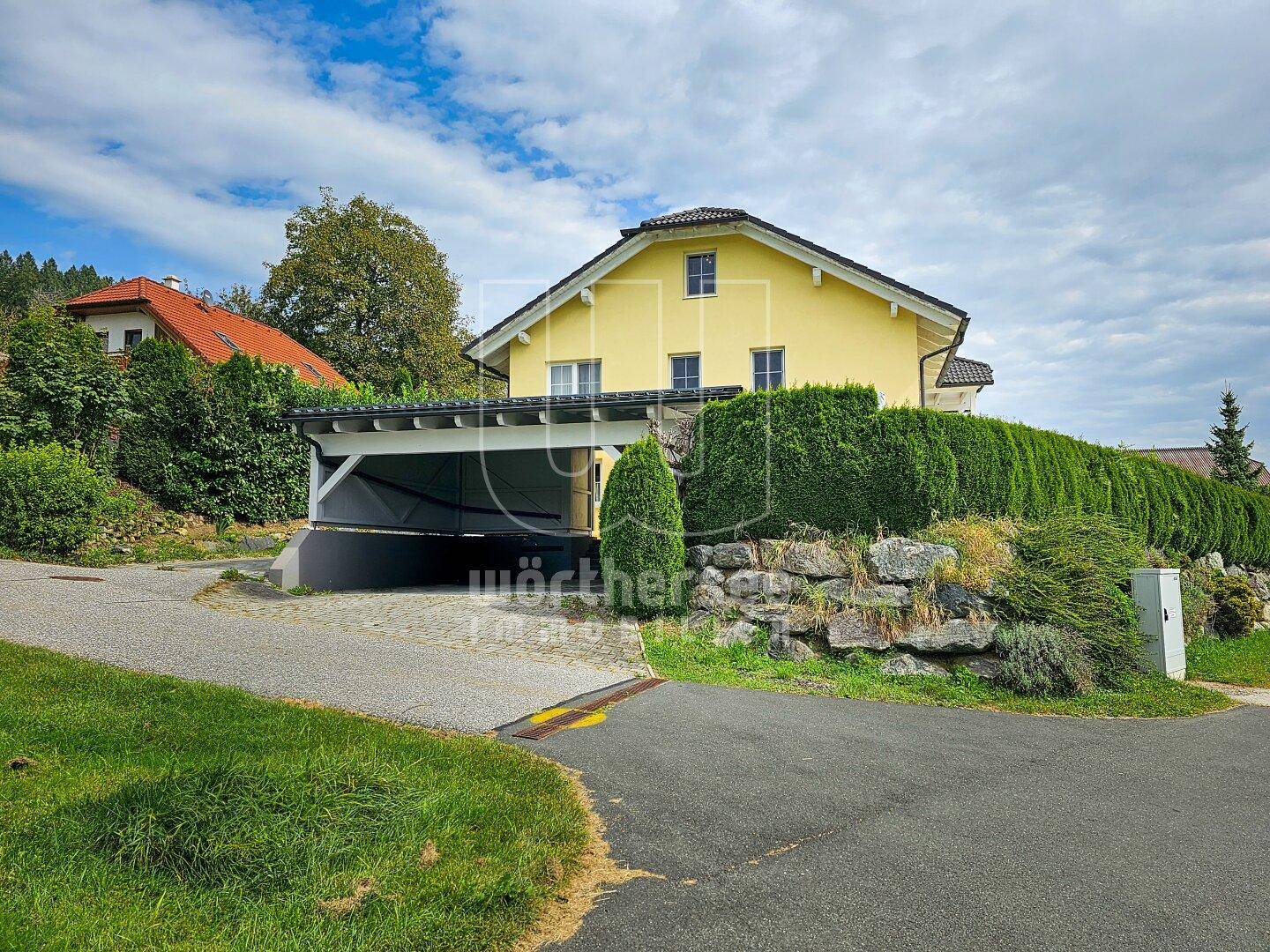 Zufahrt mit Doppelcarport