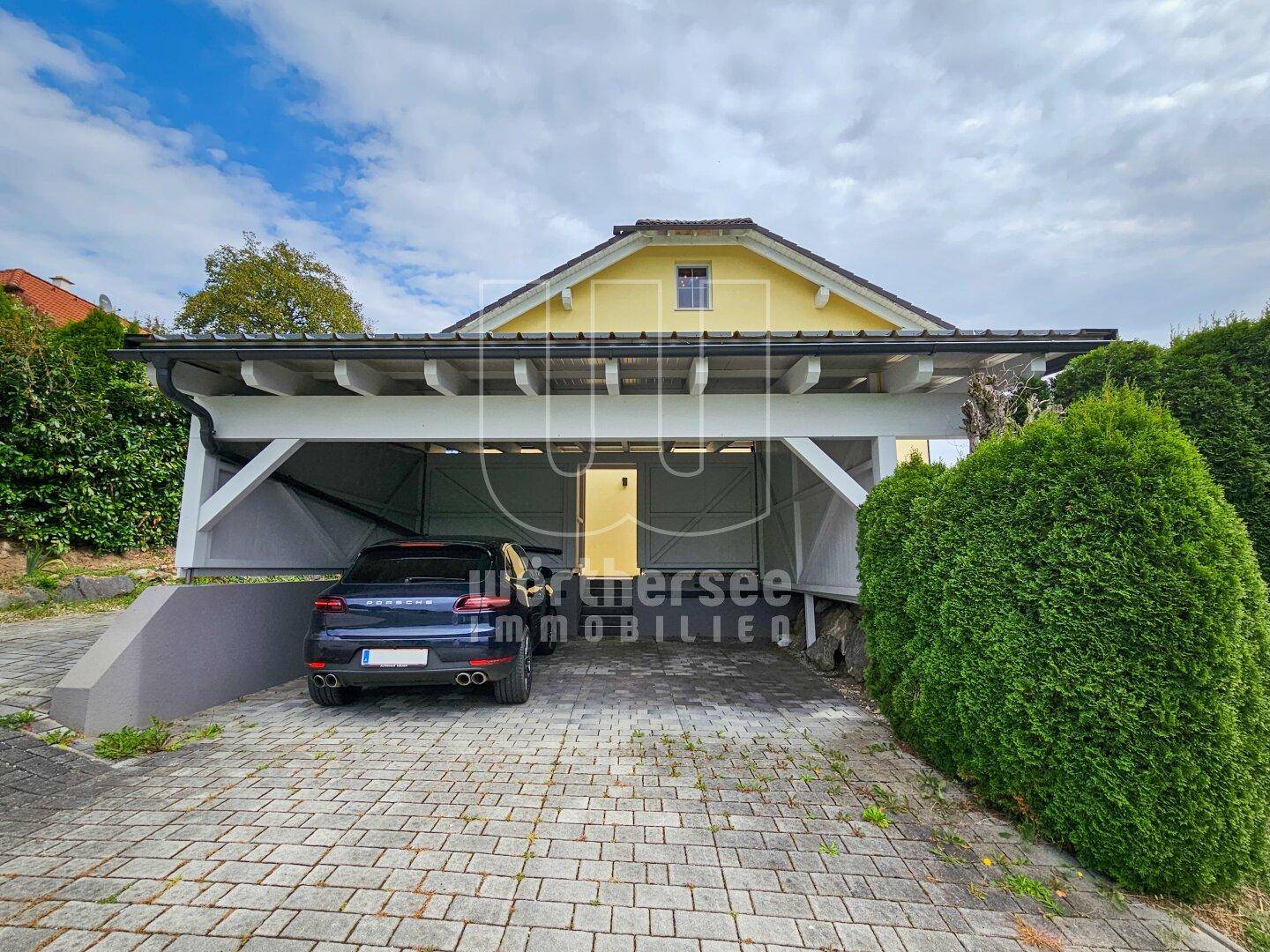 Zufahrt mit Doppelcarport mit Stromanschluss