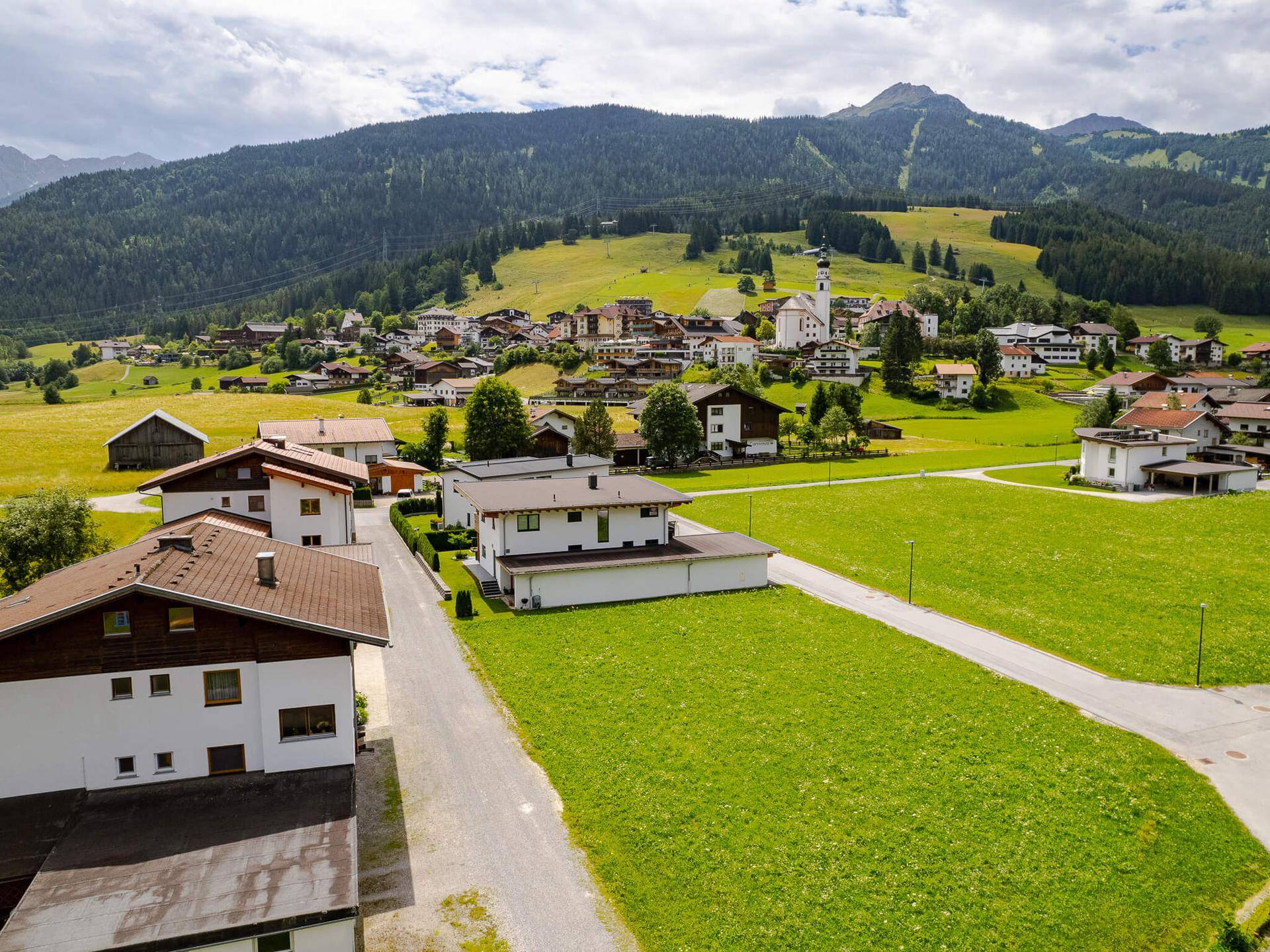 Blick zum Ski- und Wanderparadies Grubigstein (2.233 m)